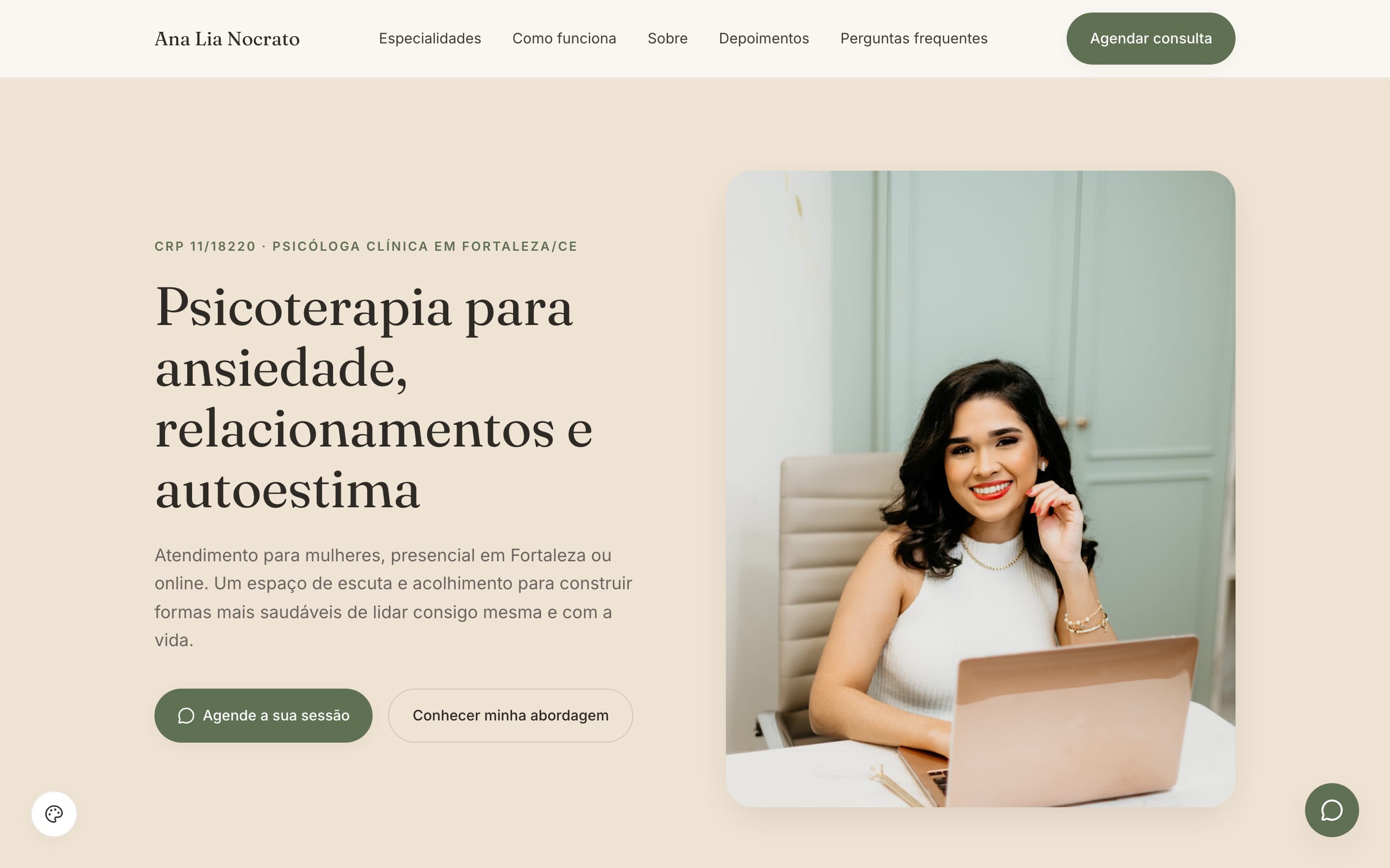 Topo do novo site, com o CRP na primeira linha, o título “Psicoterapia para ansiedade, relacionamentos e autoestima” e a foto em um cartão ao lado do texto
