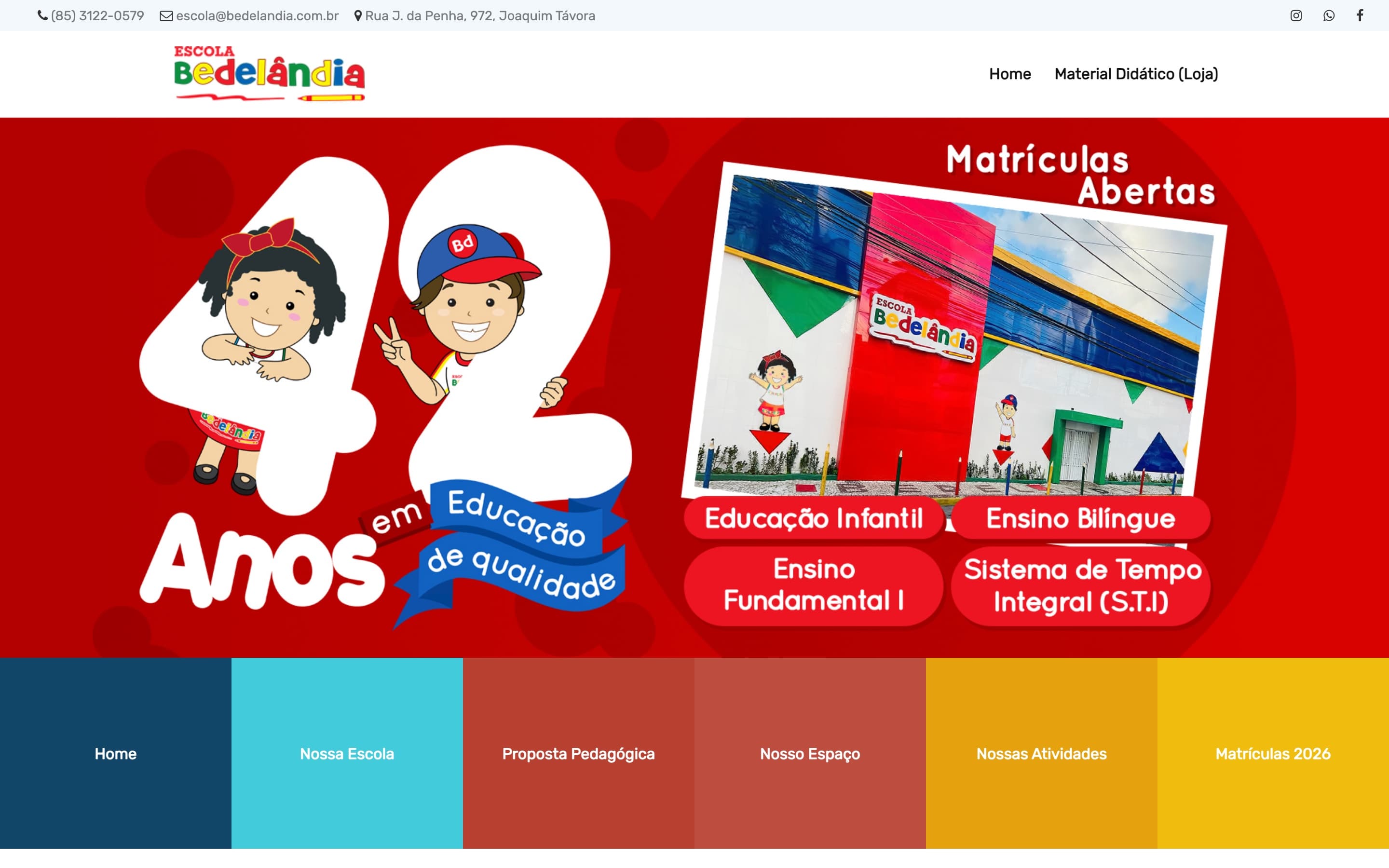 Topo do site anterior, com um banner promocional em imagem anunciando 42 anos, matrículas abertas e as modalidades de ensino