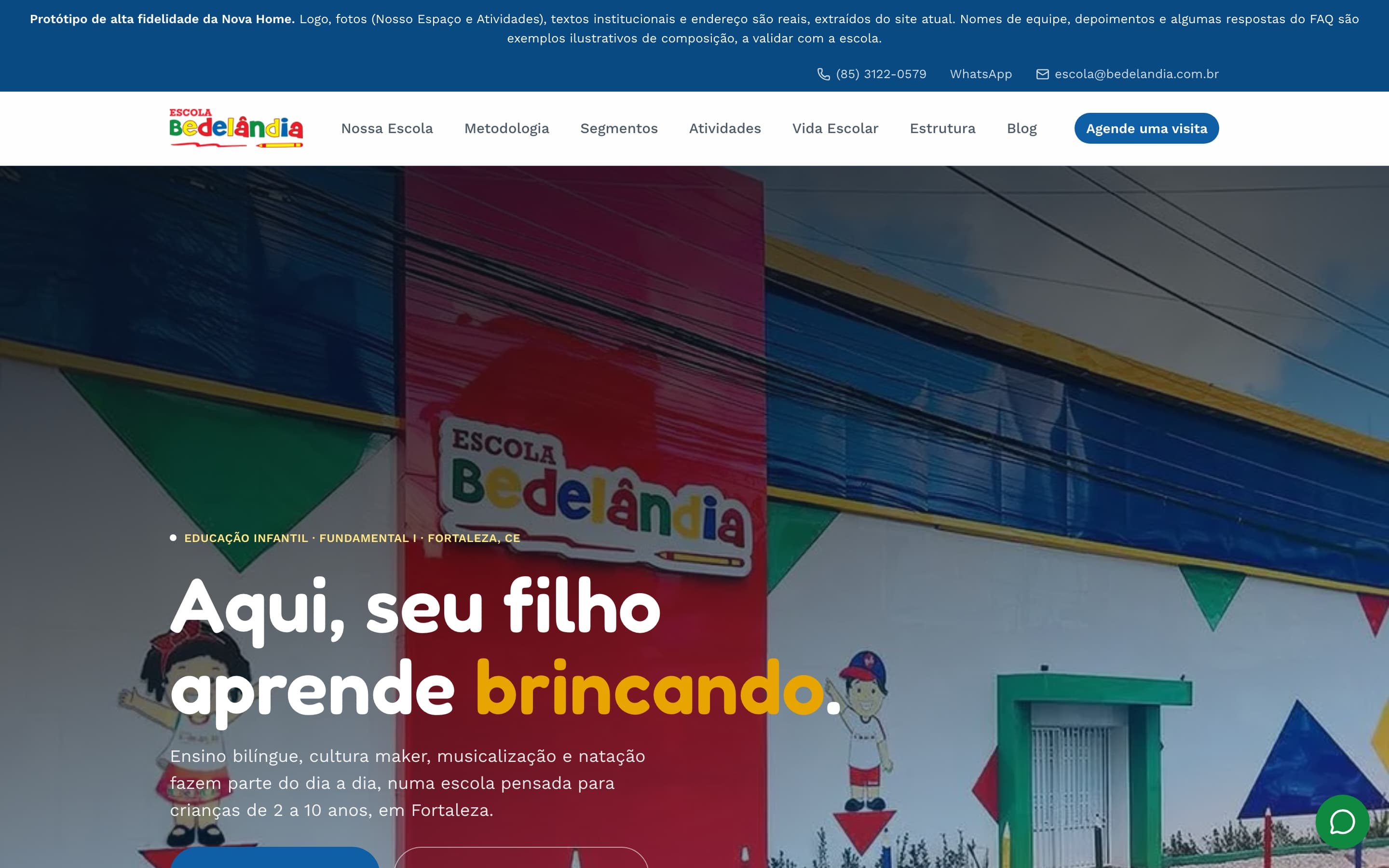 Topo do novo site, com o título “Aqui, seu filho aprende brincando” em texto real sobre foto da fachada da escola
