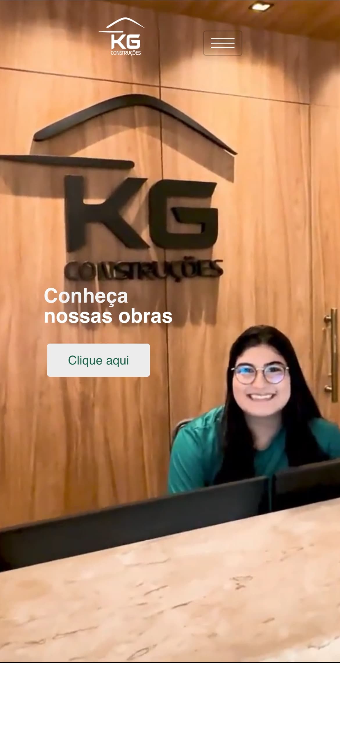 Site anterior da KG Construções no celular, com o vídeo ocupando a tela inteira e o texto sobreposto